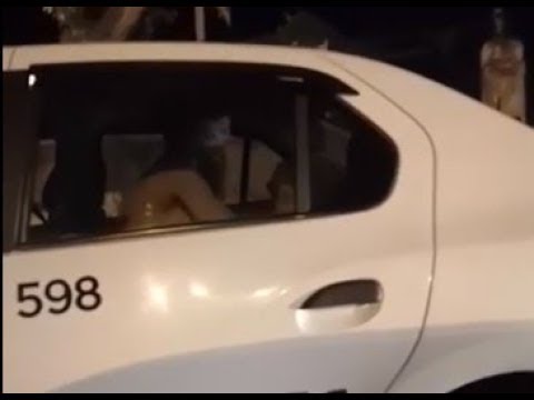 Брюнетка из такси занялась любовью на заднем сидении авто Брюнетка из такси занялась любовью на заднем сидении авто