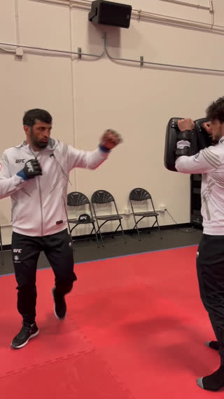 Разминка Гаджи Омаргаджиева перед дебютом